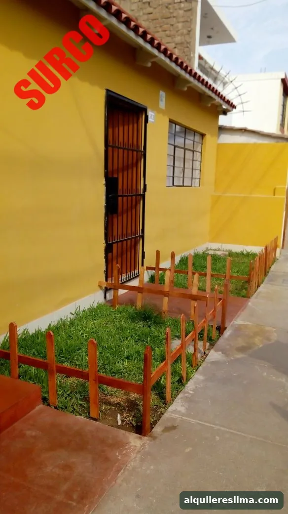 Fachada de la oficina en alquiler en San Roque, Surco con ingreso independiente